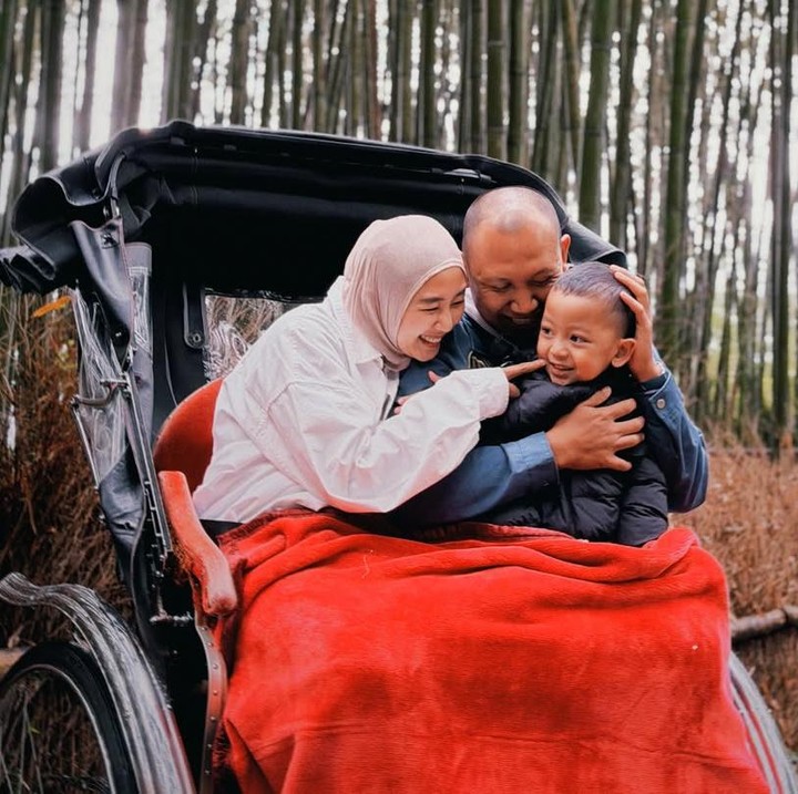 <p>Baru-baru ini, Oki membagikan momen spesial bersama keluarga tercinta. Melalui unggahan di Instagram, pria 37 tahun ini mem-posting momen liburannya ke Jepang bersama istri dan anak semata wayangnya. Keluarga kecil Oki tampak begitu bahagia bisa <em>quality time</em> bareng. "<em>Alhamdulillah, everybody happy guys.</em><br /><em>next?</em>? @anggirantikaa," tulis Oki dalam <em>caption</em> unggahannya. (Foto: Instagram @okirengga33)</p>
