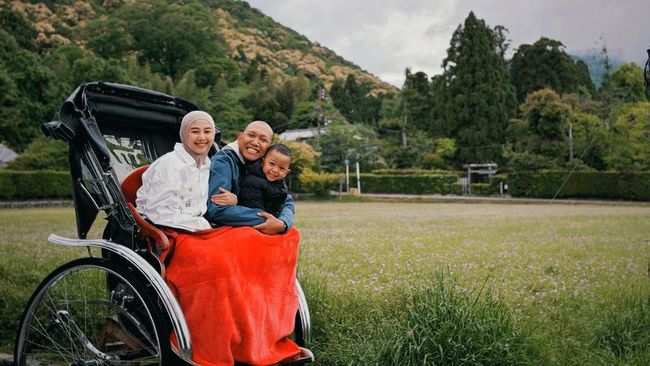 5 Potret Oki Rengga Agak Laen Bareng Istri Dan Anak, Terbaru Liburan Ke Jepang