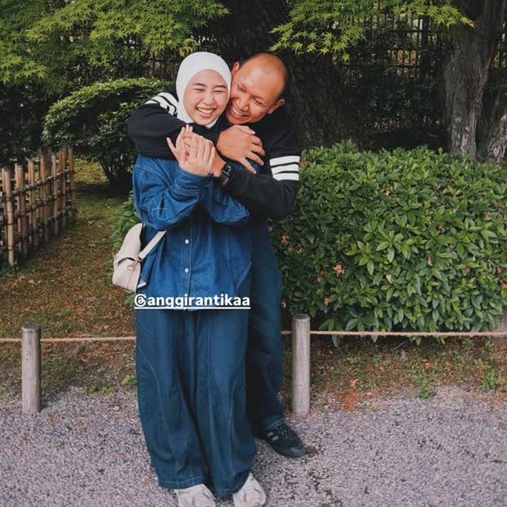 <p>Di unggahan <em>Instagram Stories</em>, Oki juga memamerkan kemesraannya bersama sang istri saat liburan di Jepang. Selama di Negeri Sakura, Oki dan istri diketahui mengunjungi banyak tempat populer di kawasan Osaka dan Kyoto. Keduanya juga tak lupa untuk kulineran menikmati makanan khas negara ini, Bunda. (Foto: Instagram @okirengga33)</p>