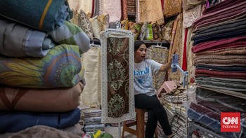 FOTO: Pedagang Tanah Abang Bertahan di Tengah Beban Ongkir E-commerce