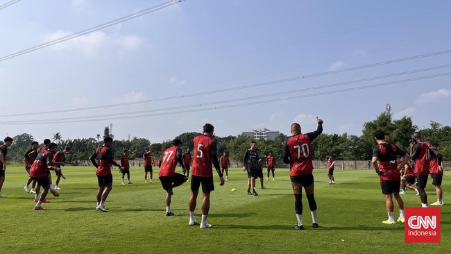 Persija Jakarta menggelar latihan menjelang laga krusial kontra Persib Bandung. Duel Persija vs Persib akan digelar pada Minggu (10/5) mendatang.