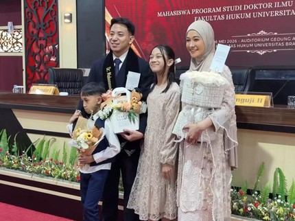Poppy Bunga Dampingi Sang Suami Riphat Lulus S3 Hukum, Ini Potret Bahagianya