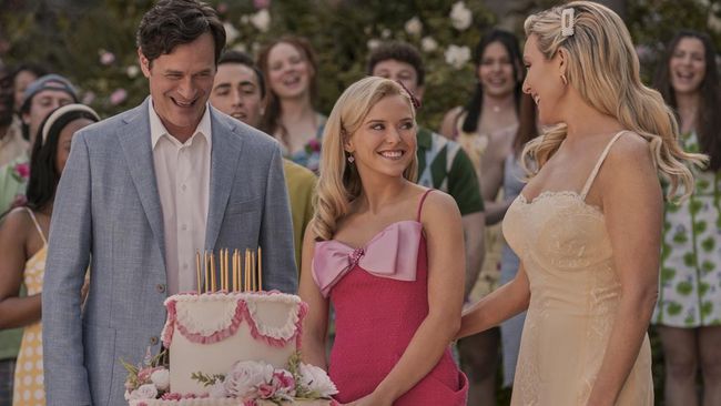 Tom Everett Scott, Lexi Minetree, June Diane Raphael dalam serial Elle (2026). (Prime/Jessica Brooks)

Photo Credit: Jessica Brooks/Prime Video