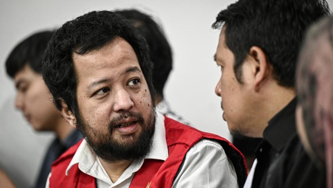 Terdakwa kasus kebakaran kantor PT Terra Drone Indonesia Michael Wishnu Wardhana (kiri) akan menjalani sidang vonis kasus kebakaran yang menewaskan 22 karyawan.