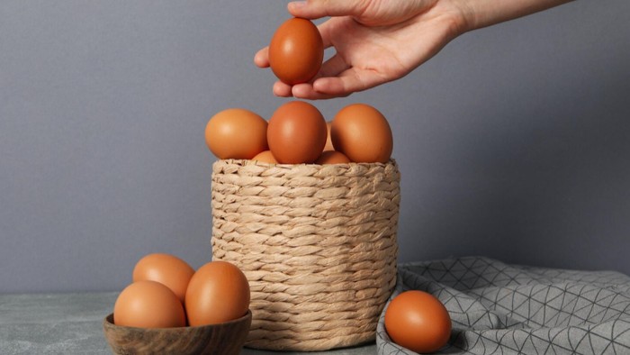 Telur Disimpan di Kulkas atau Suhu Ruang, Mana yang Lebih Tahan Lama?