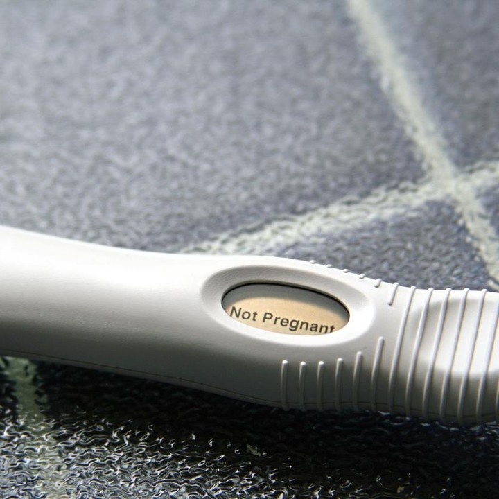 <p>Jenis tespek digital lainnya dapat berupa hasil tulisan. Alih-alih menunjukkan satu garis, hasil tespek ini akan mengeluarkan tulisan 'pregnant/hamil' dan 'not pregnant/tidak hamil'. Tespek jenis ini merupakan alat yang canggih karena menggunakan metode Iuntuk mendeteksi kehamilan lebih cepat. (Foto: Getty Images/iStockphoto)</p>