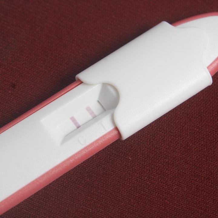 <p>Melansir dari laman <em>Web MD</em>, tes kehamilan dengan urine sekitar 99 persen akurat dalam mendeteksi hormon kehamilan hCG (<em>human chorionic gonadotropin</em>). Namun, hasil dua garis samar&nbsp;di tespek&nbsp;juga bisa muncul karena beberapa faktor penyebab, seperti penggunaan alat yang salah atau waktu tunggu belum cukup untuk mendeteksi hasilnya. (Foto: Getty Images/iStockphoto)</p>
