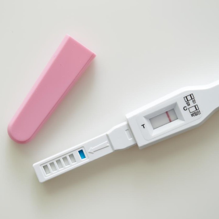 <p><em>Test pack</em> (tespek) digunakan untuk melacak hormon kehamilan <em>human chorionic gonadotropin</em> (hCG) di dalam tubuh. Ada dua hasil tespek, yakni positif (hami) dan negatif (tidak hamil). Gambar 1 garis samar di tespek dapat menandakan negatif atau Bunda tidak hamil. (Foto: Getty Images/iStockphoto)</p>