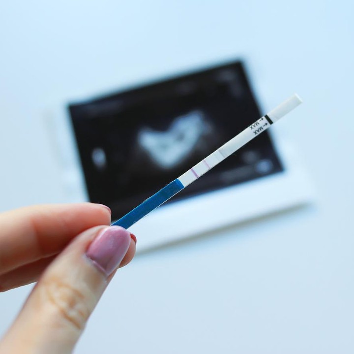 <p>Dua garis samar pada tespek biasanya dapat ditemukan pada alat non-digital dan digital. Melansir dari laman <em>Women's Health Magazine</em>, tes non-digital dapat mendeteksi hCG dalam urine hanya jika kadarnya cukup tinggi, yakni sekitar 40 mIU/mL. Bila kadarnya tinggi dan penggunaan alat tespek sudah benar, dua garis samar biasanya tidak akan muncul. Hasil positif akan ditandai dengan dua garis yang sangat terang dan jelas. (Foto: Getty Images/iStockphoto)</p>