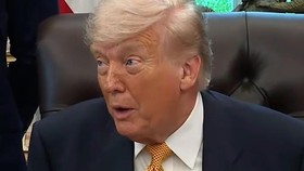 Trump ke Paus Leo: Senang atau Tidak, Iran Tak Boleh Punya Nuklir