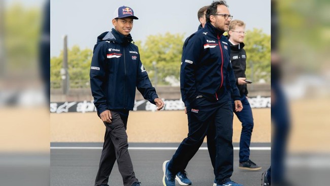 Veda Ega Pratama menjalani sesi track walk pada Kamis (7/5) atau sehari sebelum menunggangi motor Honda NSF250RW dalam rangkaian Moto3 Prancis 2026.