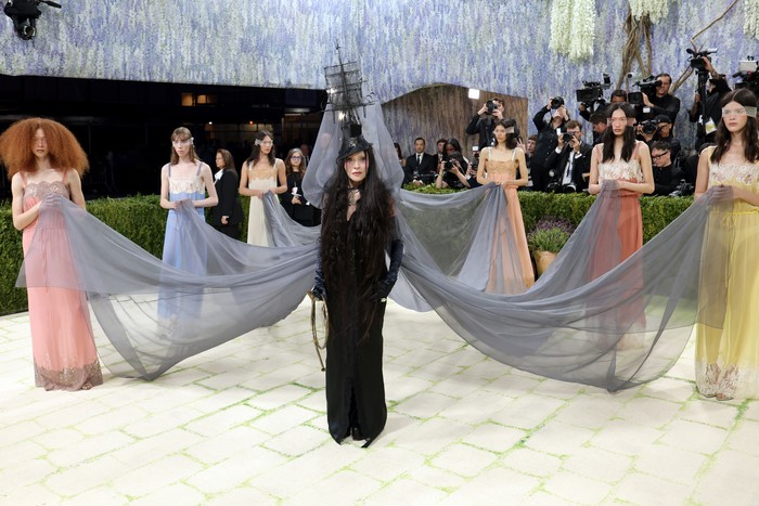Madonna&nbsp;bawa drama ke karpet Met Gala. Outfit&nbsp;Saint Laurent yang membalutnya terinspirasi&nbsp;lukisan The Temptation of St. Anthony yang dilukis oleh Leonora Carrington. Slip dress hitam menggabungkan material lace dan satin, dipadukan cape dari organza&nbsp;yang menyempurnakan replika karya seni/ Foto: Courtesy of Saint Laurent/The Hollywood Reporter via Getty/Michael Loccisano/GA
