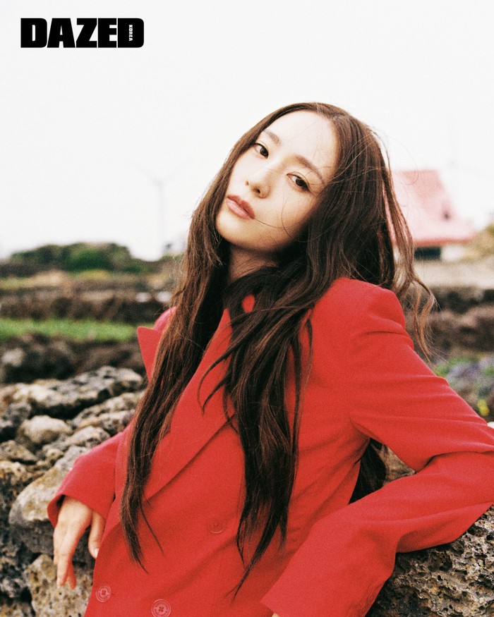 Ada lebih dari 10 looks yang digunakan. Look berikutnya, Krystal pakai Ramona jacket merah dari Ralph Lauren Collection. Warnanya bold tapi tetap kelihatan clean di dia. Vibenya kuat tapi nggak berlebihan, khas Krystal banget./ Foto: Dazed Korea