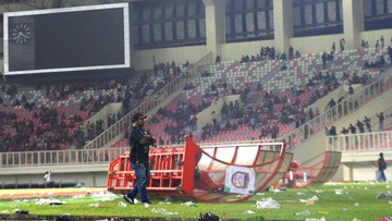 Kabar Sport CNN Terbaru : Persipura Gagal ke Super League, Suporter Ricuh hingga Mobil Terbakar