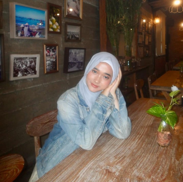 <p>Aisha merupakan anak pertama Irfan Hakim dari pernikahannya dengan Della Sabrina Indah Putri. Aisha lahir pada 1 Mei 2008, Bunda. Di usia yang sudah menginjak 18 tahun, Aisha tumbuh menjadi remaja yang cantik. (Foto: Instagram @aishakeem15)</p>