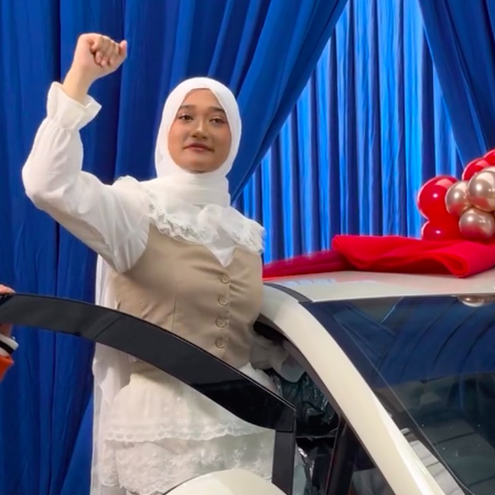 <p>Melalui unggahan di Instagram, Irfan mengunggah video saat memberikan kejutan hadiah mobil untuk sang putri. Irfan menuliskan caption manis dalam unggahannya ini. "Selamat bertambah usia anak pertama Ayah, Putri cantik pertama Ayah. <em>Cieee</em> udah 18 tahun niih, udah mau jadi Mahasiswa.. nanti kemana-mana sudah bawa mobil sendiri ya nak, <em>InsyaAllah</em> makin mandiri ya nak.. Ayah & Bunda @dellasip bangga sama kamu," tulis Irfan. (Foto: Instagram @irfanhakim75)</p>