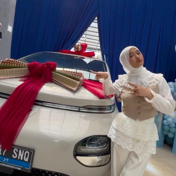 <p>Anak pertama presenter Irfan Hakim, Aisha Maydina Hakim, baru saja merayakan ulang tahun ke-18 pada 1 Mei 2026. Di hari ulang tahunnya, Aisha mendapatkan hadiah spesial dari sang ayah, yakni mobil mewah. (Foto: Instagram @irfanhakim75)</p>