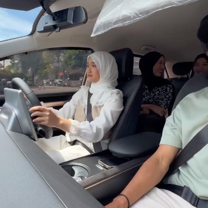 <p>Irfan juga mem-posting video saat sang putri pertama kali mengendarai mobil barunya ini. Aisha langsung membawa pulang mobil hadiah dari sang ayah ini ke rumahnya lho. "Habis kejutan di FYP @fyp_trans7 langsung dibawa pulang dan nyetir sendiri nih yeee @aishakeem15 <em>ciee cieee..</em> Tetap hati-hati dijalan yaa nak tiap berkendara," kata Irfan. (Foto: Instagram @irfanhakim75)</p>
