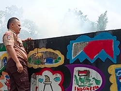 Viral Kepsek di Ciputat Tegur Warlok Bakar Sampah Samping Sekolah