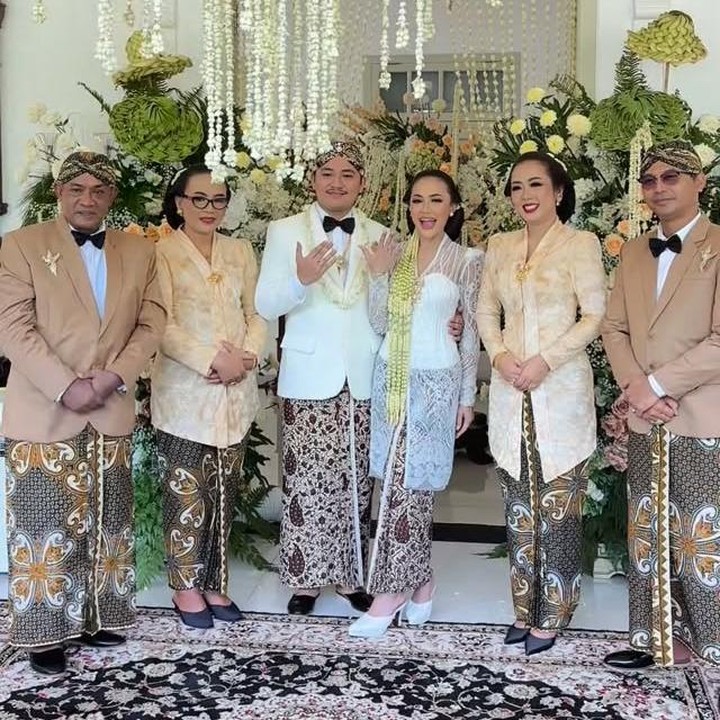 <p>Kebahagiaan tengah menyelimuti keluarga Soimah dan Herwan Prandoko. Pasangan ini baru saja melepas putra sulung mereka, Aksa Uyun, yang resmi menikahi pujaan hatinya, Yosika Ayumi. (Foto: Instagram @mamuktukangmakeupjogja/@showimah)</p>