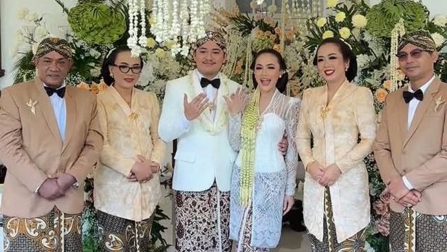 Momen Seserahan Dan Akad Nikah Aksa Uyun Putra Soimah, Naik Motor Klasik Menuju Venue