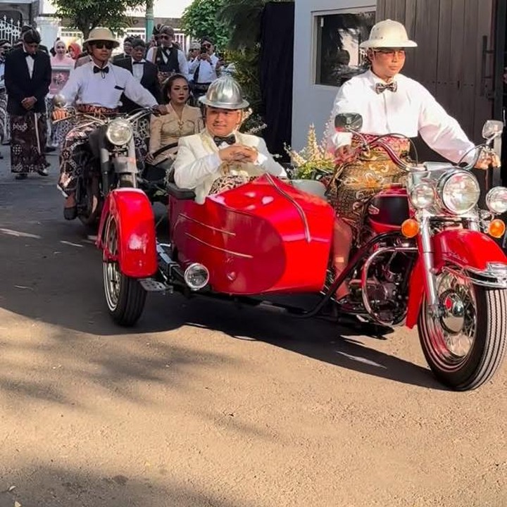 <p>Dalam <em>postingan</em> tersebut, Aksa bersama orang tuanya terlihat memasuki area Pendopo menggunakan motor klasik. Meski begitu, pernikahan ini digelar dengan adat Jawa dan berlangsung secara sakral, Bunda.&nbsp;(Foto: Instagram @mamuktukangmakeupjogja/@showimah)</p>