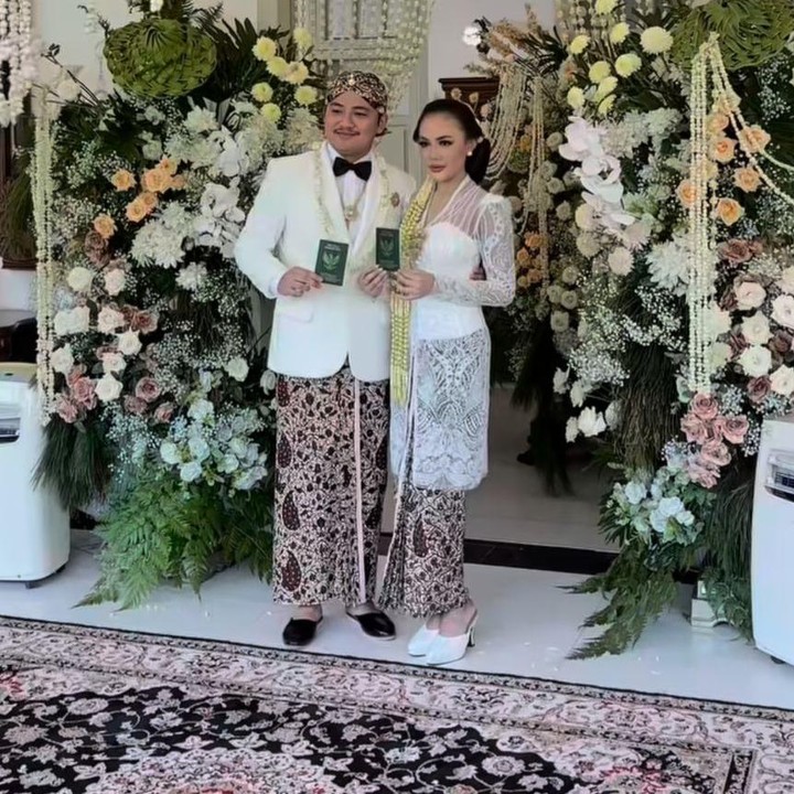 <p><em>Postingan</em> tersebut pun langsung menuai perhatian warganet yang terpukau dengan konsep pernikahan mereka, Bunda. Tak sedikit pula yang memberikan doa sekaligus pujian untuk keduanya. &ldquo;Vibesnya bangsawam jaman dulu yg mantu, kerennn mak <em>@showimah</em> nderek bingah,&rdquo; tulis akun <em>@septi_pitta****</em>. &ldquo;Waaach keren banget perpaduan adat jawa sm modern,&rdquo; tulis akun <em>@prajati****</em>. &ldquo;Samawa nggih mas Aksa dan mba yosika, selamat ya mak e <em>@Shoimah</em>,&rdquo; tulis akun <em>@mhaen****</em>. (Foto: Instagram @mamuktukangmakeupjogja/@showimah)</p>