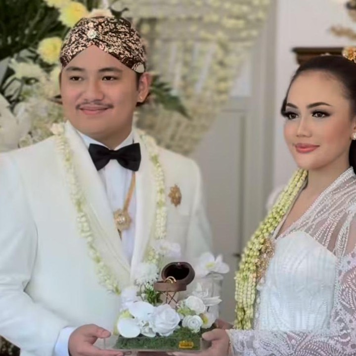 <p>KeduKedua pengantin pun tampil menawan dengan balutan busana adat Jawa nuansa putih. &ldquo;Akad nikah Jeng <em>@yosikaayumi</em> & Mas <em>@aksaauyun</em> berlangsung hangat dan khidmat dalam balutan adat Jawa yang elegan. Dengan nuansa putih yang sakral dan detail prosesi yang penuh makna, setiap momen terasa begitu intim,&rdquo; tulis keterangan, dikutip dari laman Instagram <em>@mamuktukangmakeupjogja/@showimah,</em> Jumat (8/5/2026). (Foto: Instagram @mamuktukangmakeupjogja/@showimah)</p>
