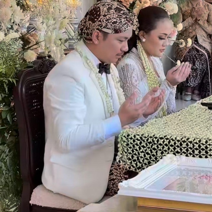 <p>Aksa dan Yosika melangsungkan akad nikah pada Jumat (8/5/2026). Prosesi tersebut digelar di Pendopo Tulungo dengan mengusung konsep yang cukup unik. Momen ini dibagikan langsung di akun Instagram pribadi Soimah.&nbsp;(Foto: Instagram @mamuktukangmakeupjogja/@showimah)</p>