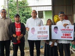 Andre Rosiade Berangkatkan Umrah Penarik Becak Sampah di Parupuk Tabing