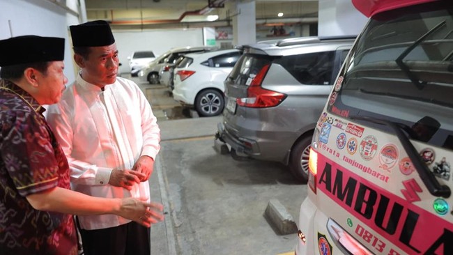 Mentan Andi Amran Sulaiman melayat Anggota IV BPK RI Haerul Saleh di RSUD Pasar Minggu, Jakarta, Jumat (8/5) usai korban meninggal akibat musibah kebakaran.