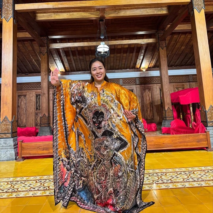 <p>Penyanyi dan presenter Soimah sudah sejak lama menetap di Yogyakarta bersama keluarganya. Perempuan bernama lengkap Soimah Pancawati ini bahkan membangun pendopo joglo yang megah di pusat kota Yogyakarta. Soimah memilih tinggal di Yogya karena ingin mendapatkan ketenangan dan menikmati hidup bareng keluarganya. (Foto: Instagram @showimah)</p>