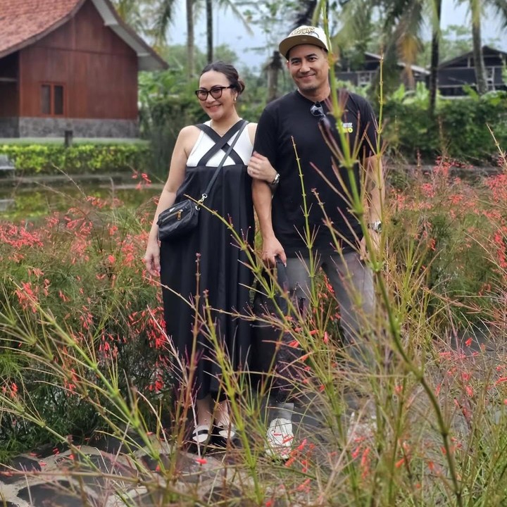 <p>Rio Febrian dan Sabria Kono memutuskan pindah ke Yogyakarta untuk membangun bisnis dan fokus pada keluarga. Keduanya kini telah dikaruniai dua anak, yakni Jamaica Fosteriano Febrian dan Kalampati Sinarra Febrian. (Foto: Instagram @sabriakono)</p>
