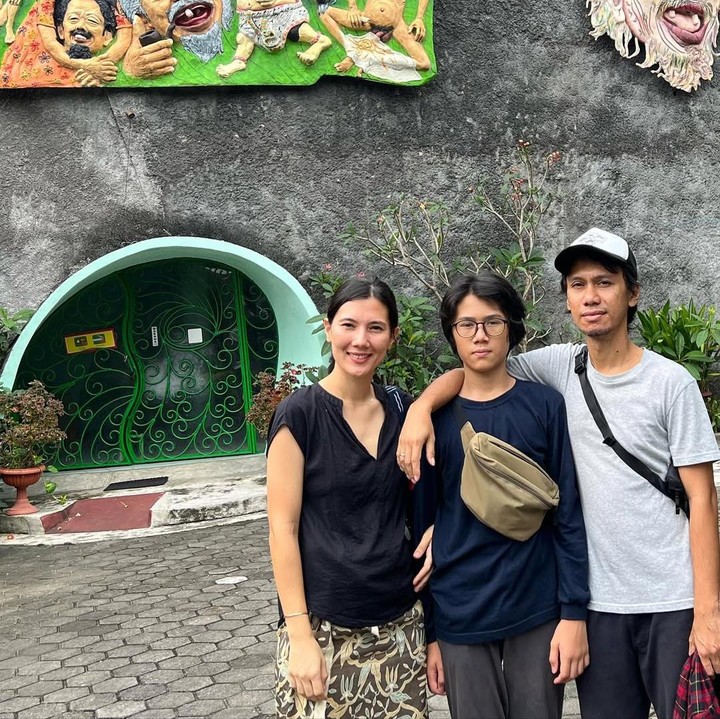 <p>Gitaris Sheila On 7, Eross Candra, juga menetap di Yogyakarta bersama istrinya, Sarah, dan putra semata wayangnya El Pitu Candra. Mereka tinggal di hunian sederhana yang estetik dan asri.&nbsp;(Foto: Instagram @erosscandra)</p>
