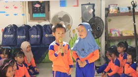Bank Mandiri Bagikan Ribuan Paket Buku Lewat 