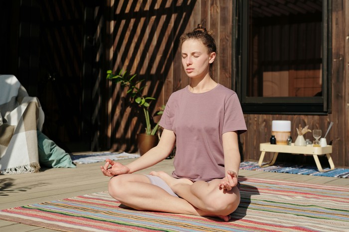 Orang-orang yang sangat cerdas sering merasa seolah-olah otak mereka terus bergerak dengan begitu cepat dan membuat mereka kelelahan. Orang dengan IQ tinggi suka melakukan meditasi di waktu luang untuk membantu menenangkan pikiran mereka.