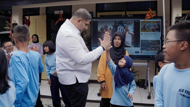 Rajiv terlihat berinteraksi langsung dengan para siswa dengan menyapa, berbincang, dan melihat dari dekat kegembiraan anak-anak ttap menikmati masa sekolah