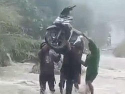 Warga Enrekang Gotong Motor Terobos Arus Banjir Setinggi Lutut Orang Dewasa