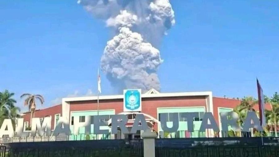 Asap putih kelabu dari aktivitas erupsi Gunung Dukono membumbung tinggi ke angkasa terlihat dari depan Kantor Bupati Halmahera Utara, Kawasan Pemerintahan, Gamsungi, Kecamatan Tobelo, Kabupaten Halmahera Utara, Maluku Utara, Jumat (8/5). (Dok: BNPB)
