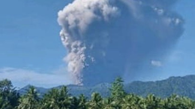 Penampakan Pendaki Ramai-Ramai Turun saat Gunung Dukono Meletus