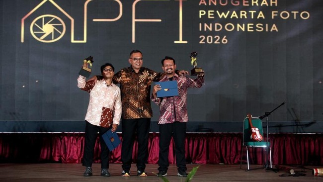 Fotografer CNNIndonesia.com Adi Maulana Ibrahim meraih penghargaan di APFI 2026. Karyanya merekam solidaritas driver ojol saat pemakaman Affan Kurniawan.
