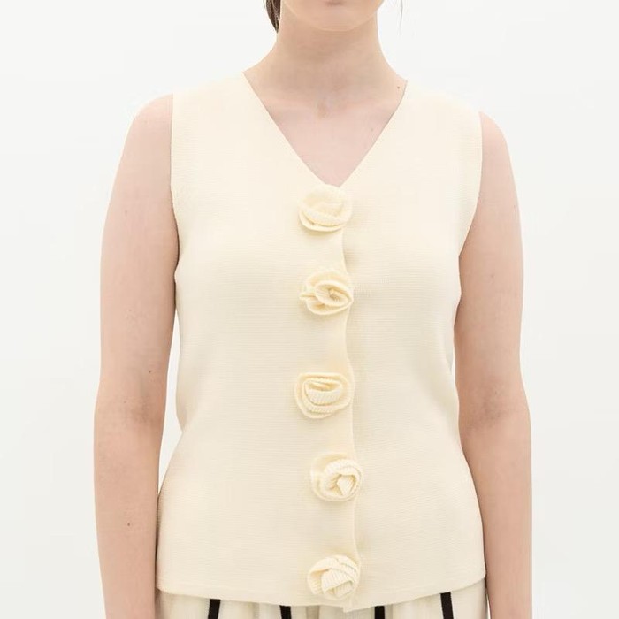 Get The Look: Inspirasi Gaya Minimalis Elegan ala Rebecca Tamara