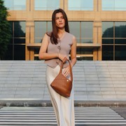 Get The Look: Inspirasi Gaya Minimalis Elegan ala Rebecca Tamara, Pas untuk Hangout!