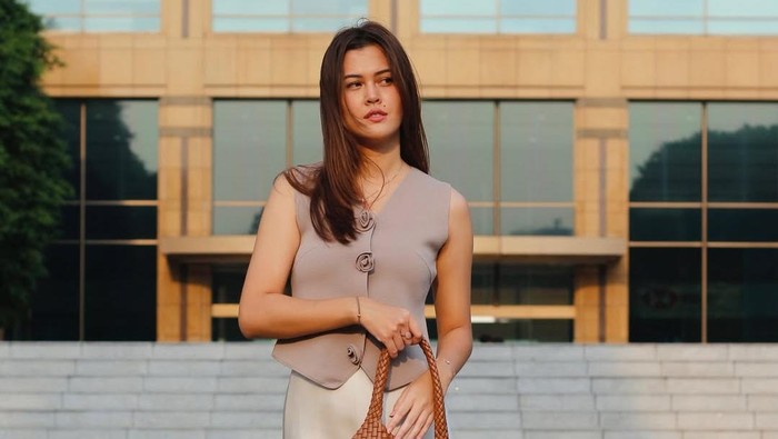 Get The Look: Inspirasi Gaya Minimalis Elegan ala Rebecca Tamara, Pas untuk Hangout!