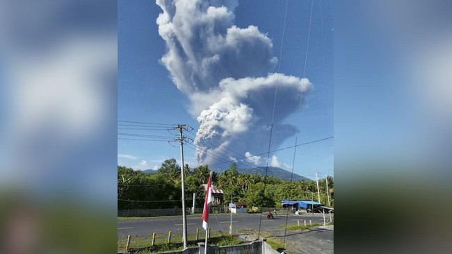 Tim SAR Ternate masih mencari tiga pendaki hilang akibat erupsi Gunung Dukono. Dua di antaranya WNA, satu WNI.