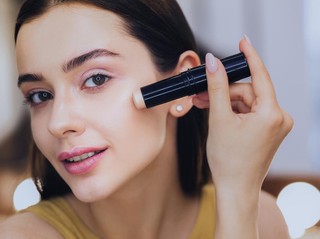 Males Ribet Pakai Brush? Ini 2 Contour Stick yang Bisa Diaplikasikan Pakai Jari