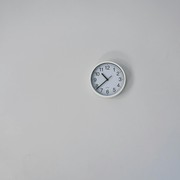 3 Alasan Kenapa Tidak Ada Jam di Kamar Hotel
