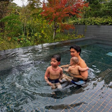 Dijuluki Suami Idaman & Hot Daddy, 7 Potret Indra Priawan Telaten Momong Kedua Anaknya