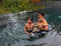 Dijuluki Suami Idaman & Hot Daddy, 7 Potret Indra Priawan Telaten Momong Kedua Anaknya