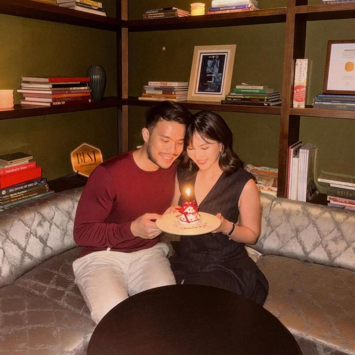 <p>Pasangan artis satu ini baru saja merayakan ulang tahun pernikahan ketiga pada 5 Mei lalu. Kebersamaan mereka pun dibagikan langsung melalui beberapa foto dan video yang diunggah di akun Instagram pribadi.&nbsp;(Foto: Instagram @jscmila)</p>